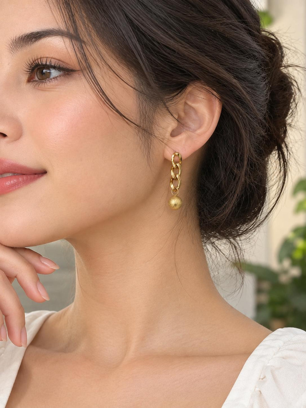 Aretes largos dorados de eslabones con esfera texturizada para mujer | SUY