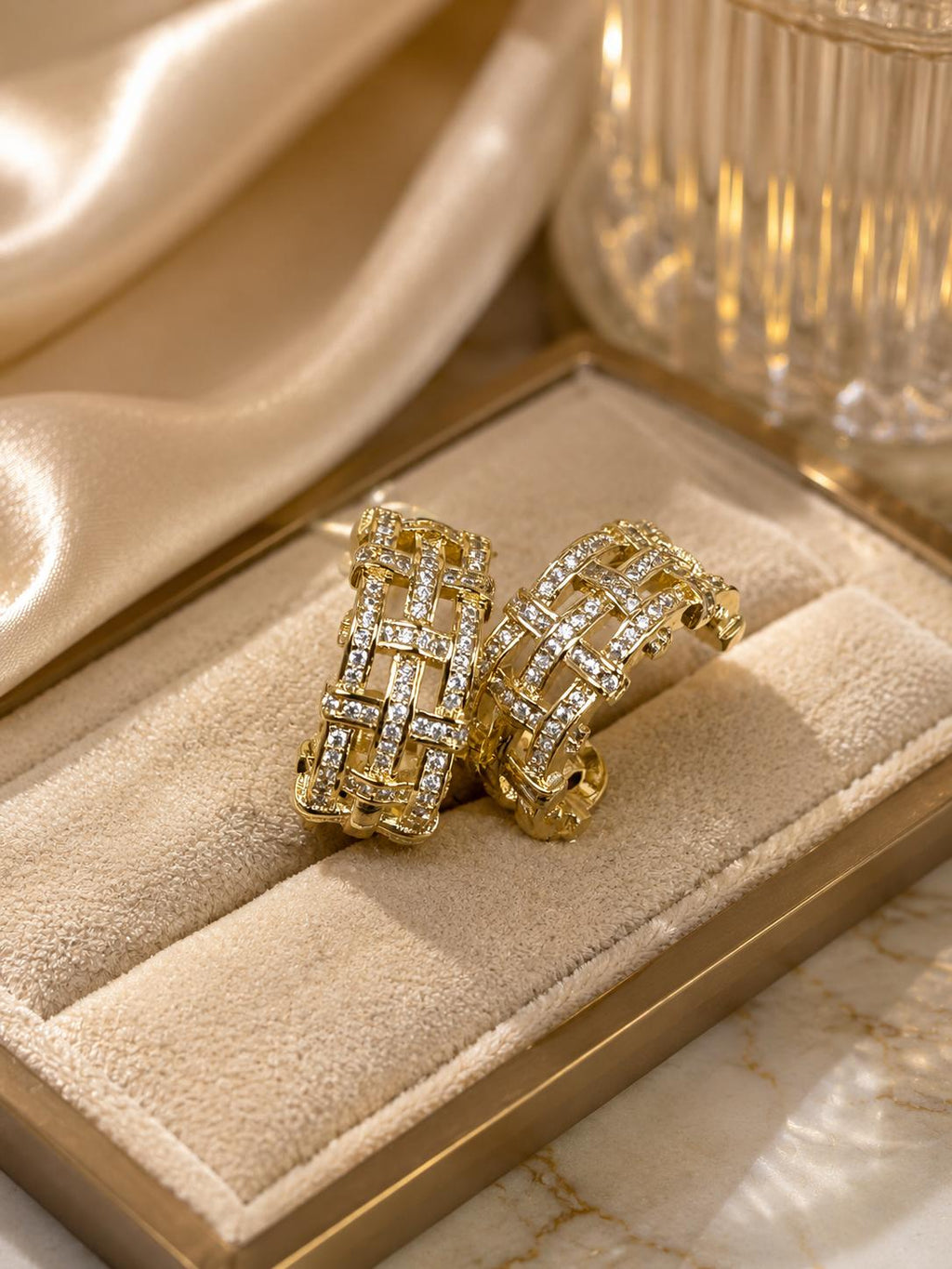 Aretes aro en forma de C con diseño trenzado y circonitas brillantes, joyería elegante SUY para mujer