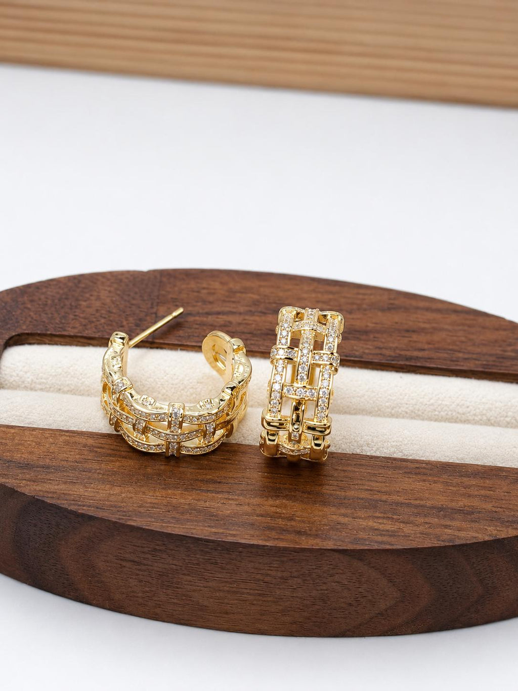 Aretes aro en forma de C con diseño trenzado y circonitas brillantes, joyería elegante SUY para mujer