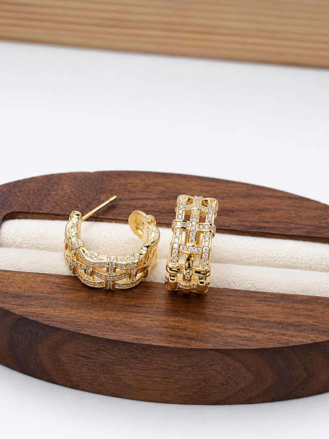 Aretes aro en forma de C con diseño trenzado y circonitas brillantes, joyería elegante SUY para mujer
