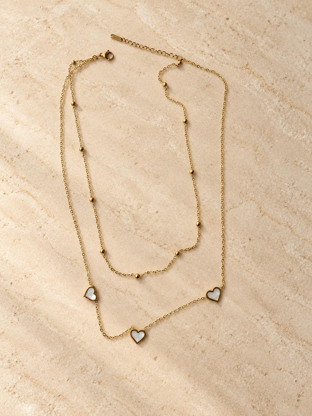 Collar Doble Dorado con Corazones de Nácar y Esferas Minimalistas para Mujer