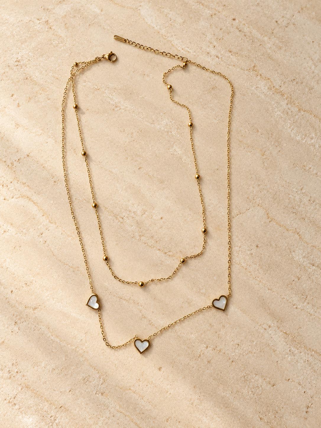 Collar Doble Dorado con Corazones de Nácar y Esferas Minimalistas para Mujer