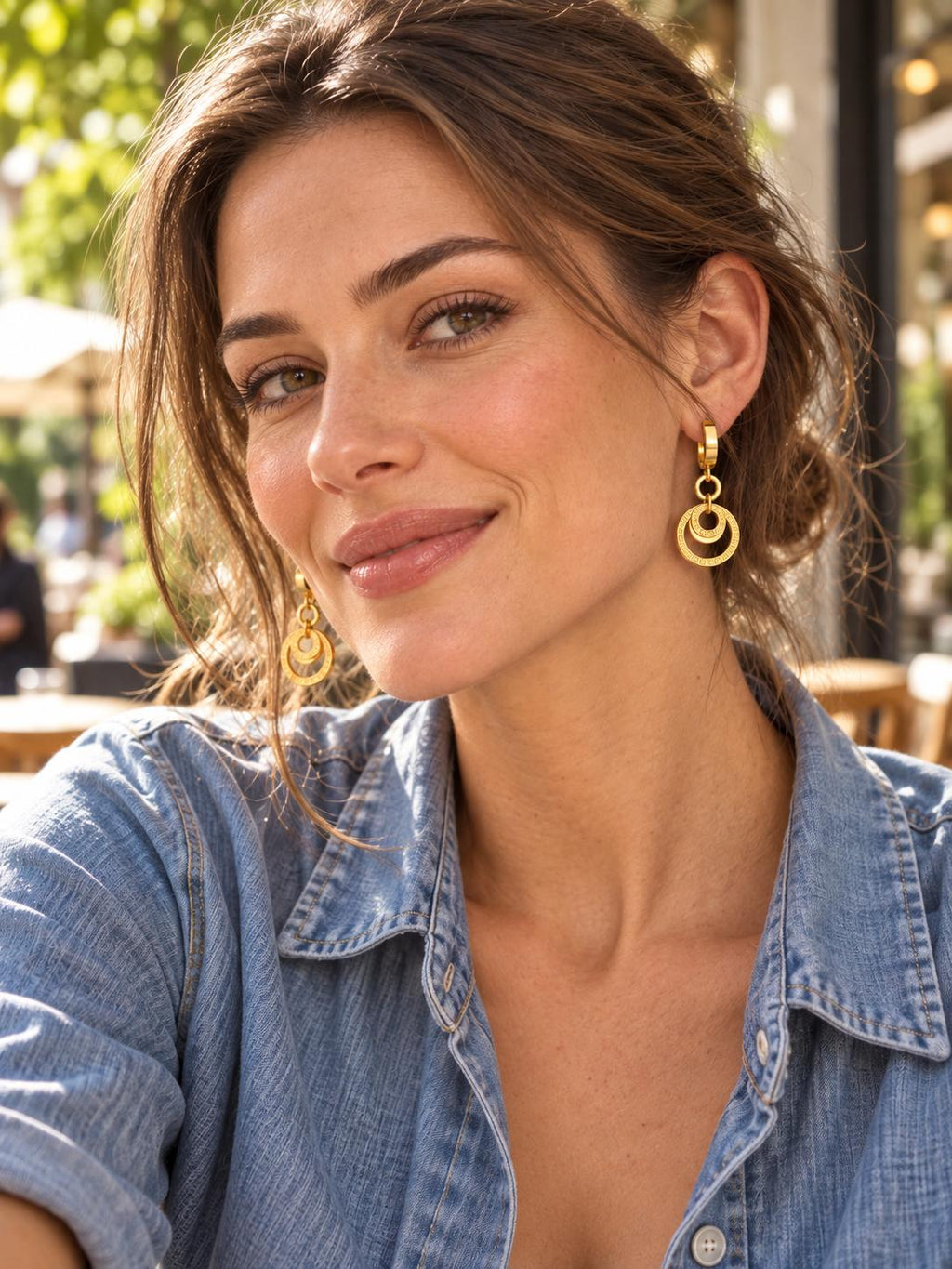 Aretes largos dorados con círculos entrelazados y detalles geométricos para mujer