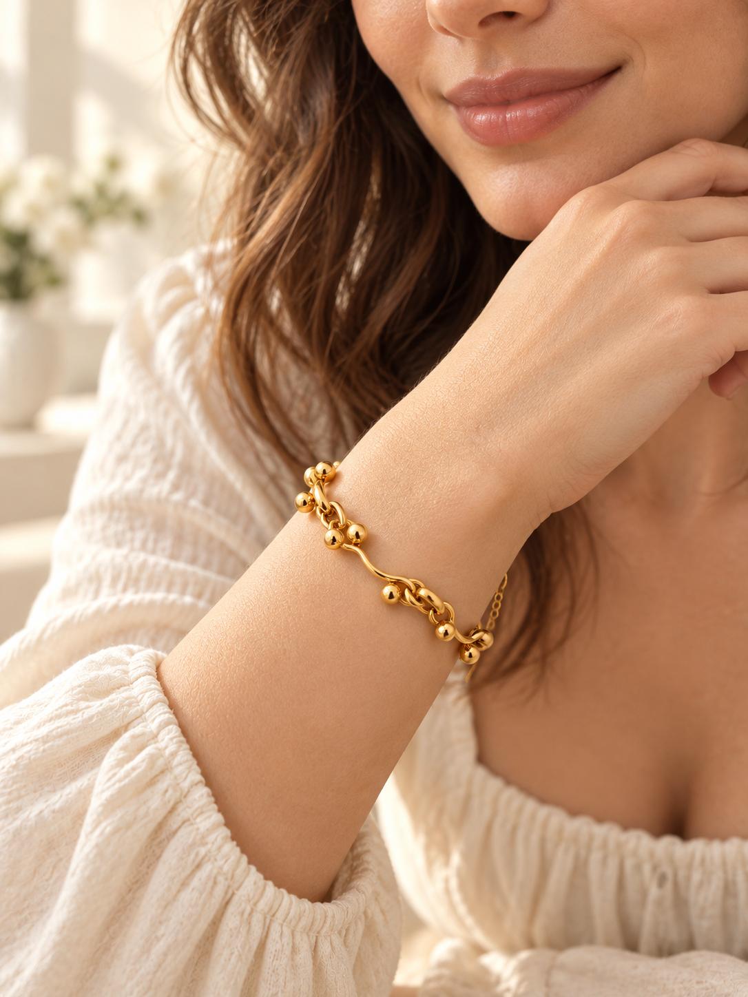 Pulsera Dorada con Diseño de Ondas y Bolitas — Elegante y Minimalista para Mujer