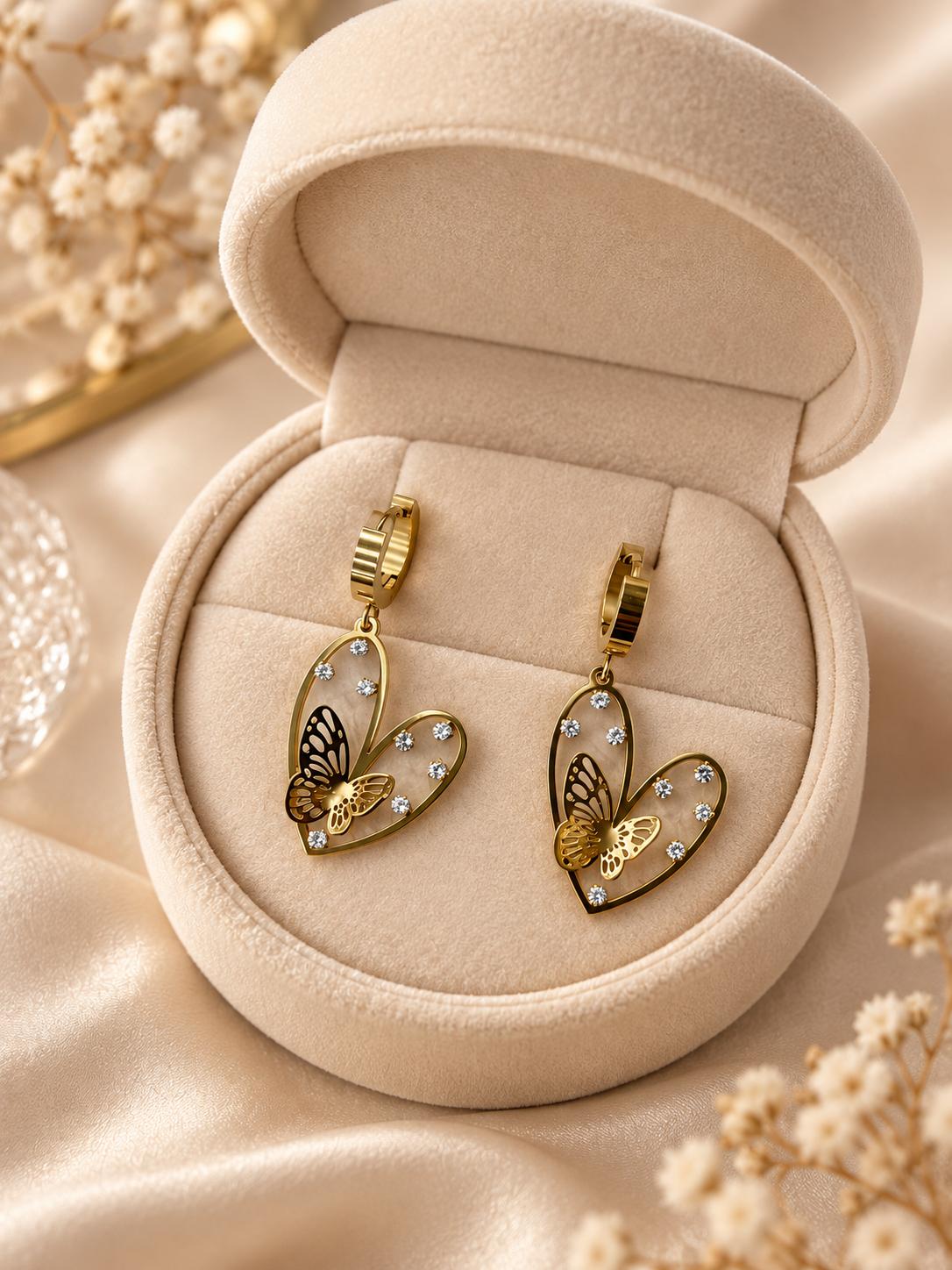 Aretes dorados colgantes de corazón con mariposa y detalles brillantes para mujer – 1 par