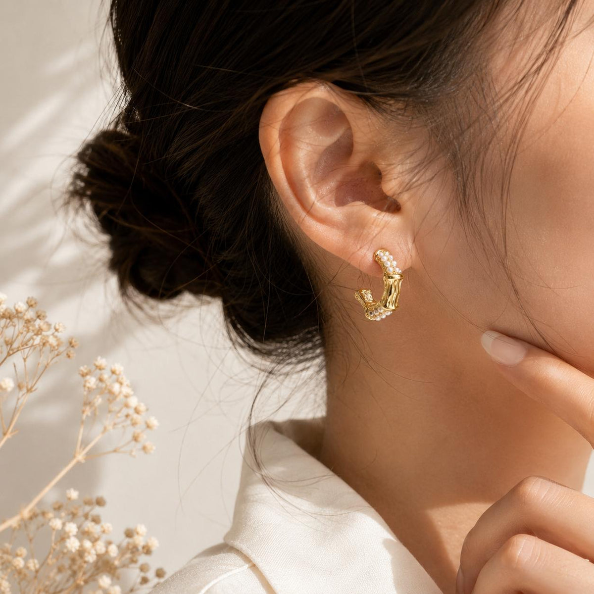 Aretes tipo aro dorado diseño bambú con perlas, joyería elegante para mujer SUY