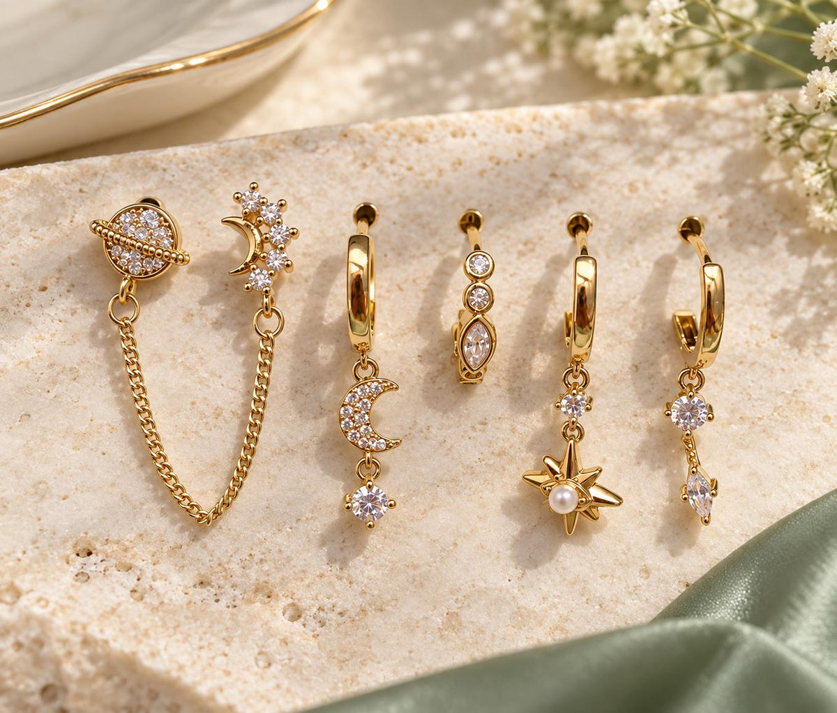 Aretes Dorados con Cristales y Diseños de Luna, Estrellas y Planetas | Estilo Celestial Elegante para Mujer