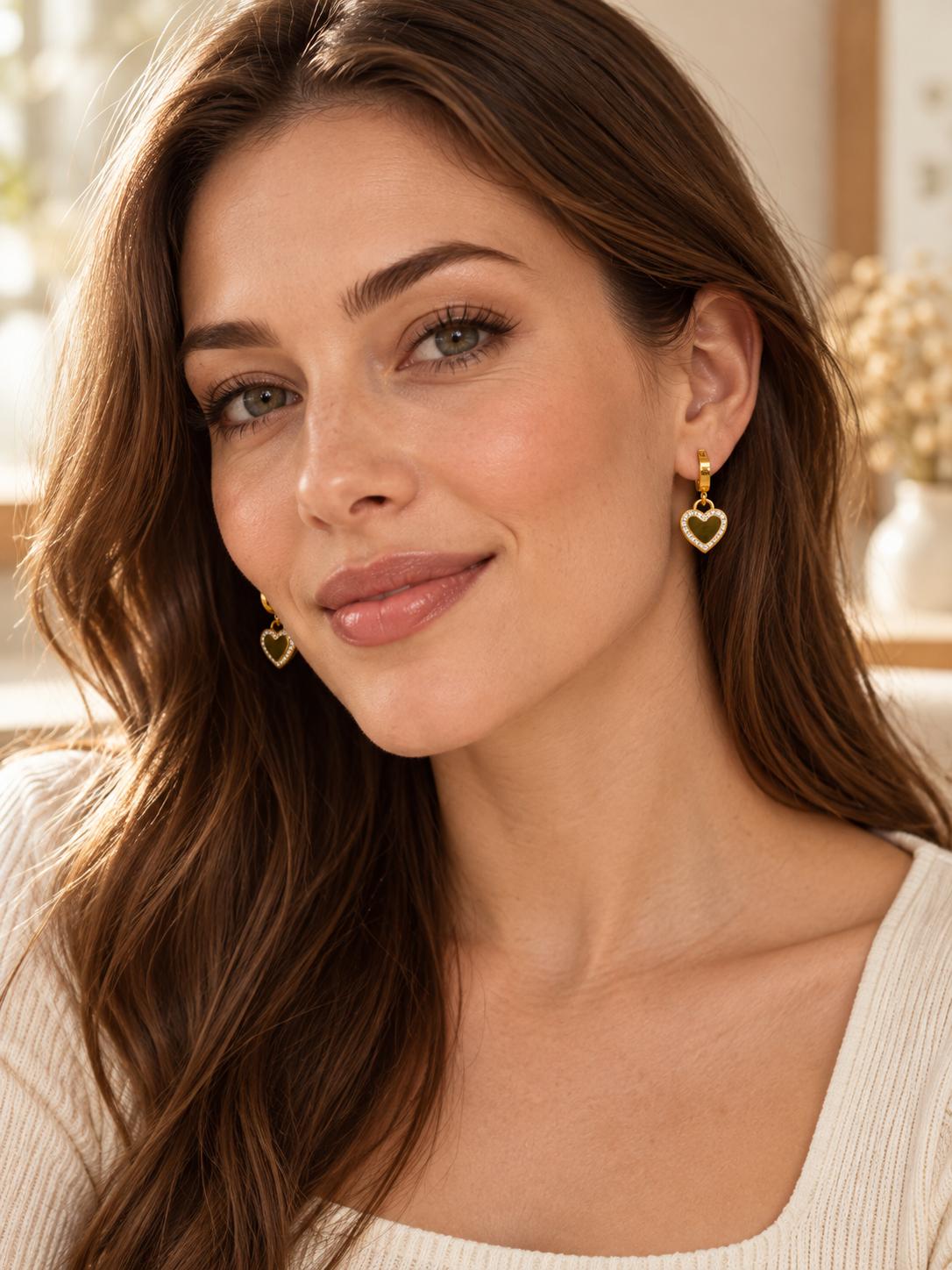 Aretes de Argolla con Corazón Colgante y Cristales en Tono Dorado para Mujer