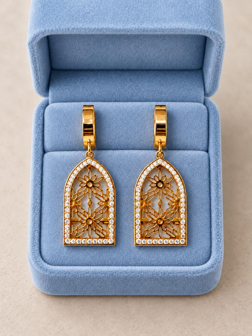 Aretes largos dorados con diseño floral calado y detalles brillantes para mujer