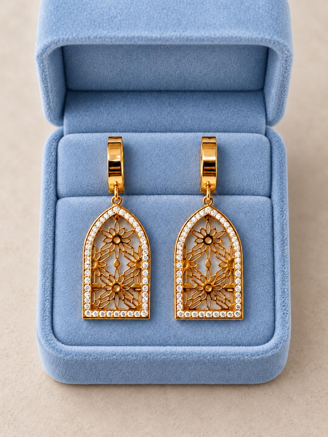 Aretes largos dorados con diseño floral calado y detalles brillantes para mujer