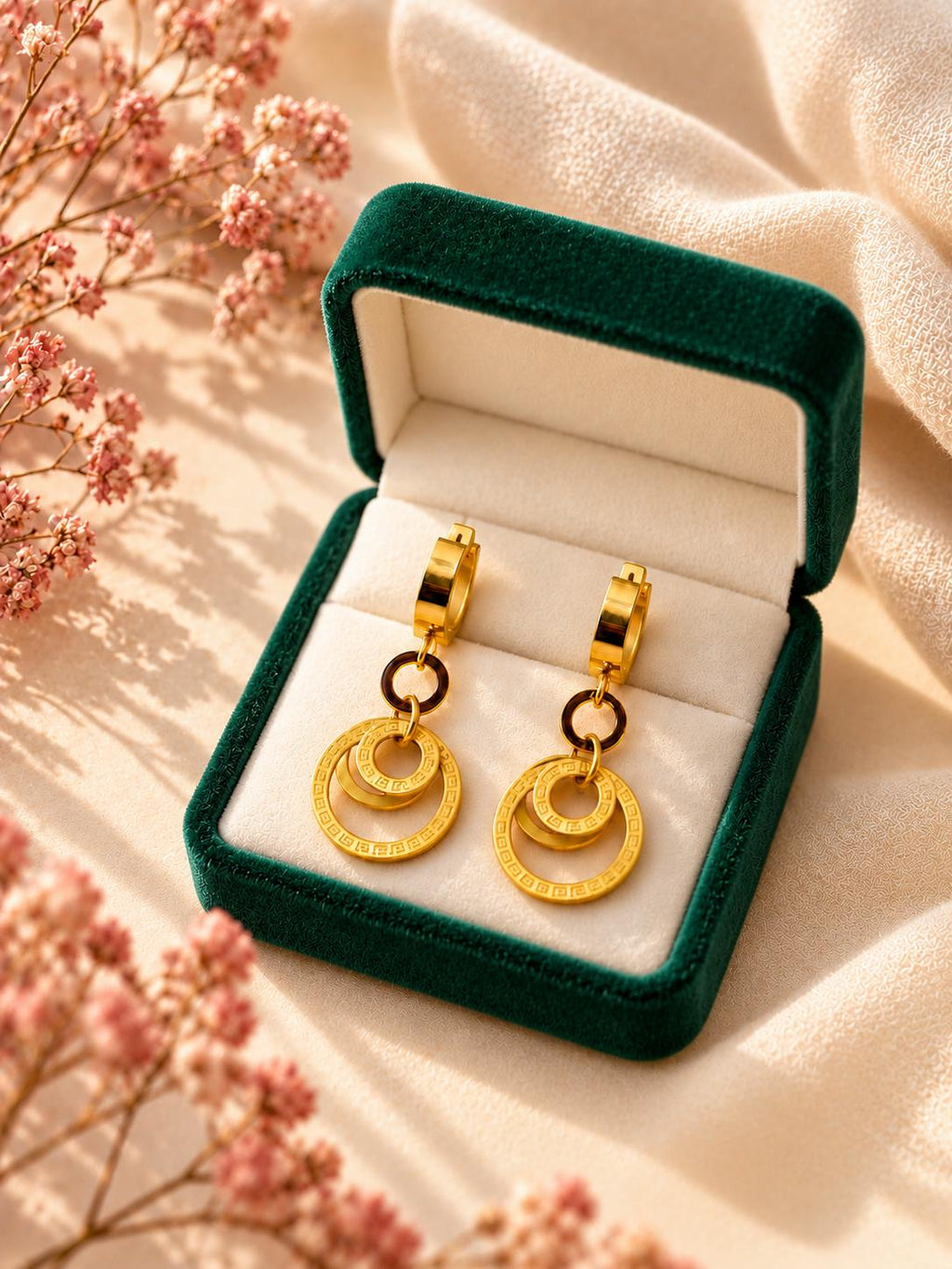 Aretes largos dorados con círculos entrelazados y detalles geométricos para mujer