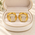 Aretes Dorados Tipo Huggie con Zirconias Brillantes, Diseño Rectangular Elegante para Mujer