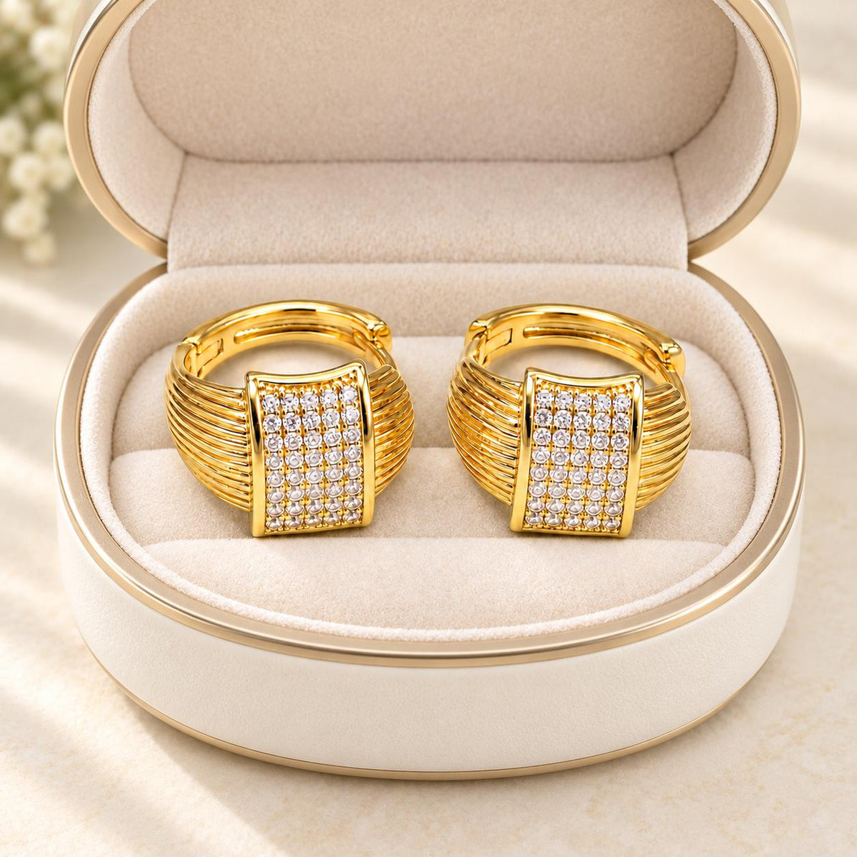 Aretes Dorados Tipo Huggie con Zirconias Brillantes, Diseño Rectangular Elegante para Mujer