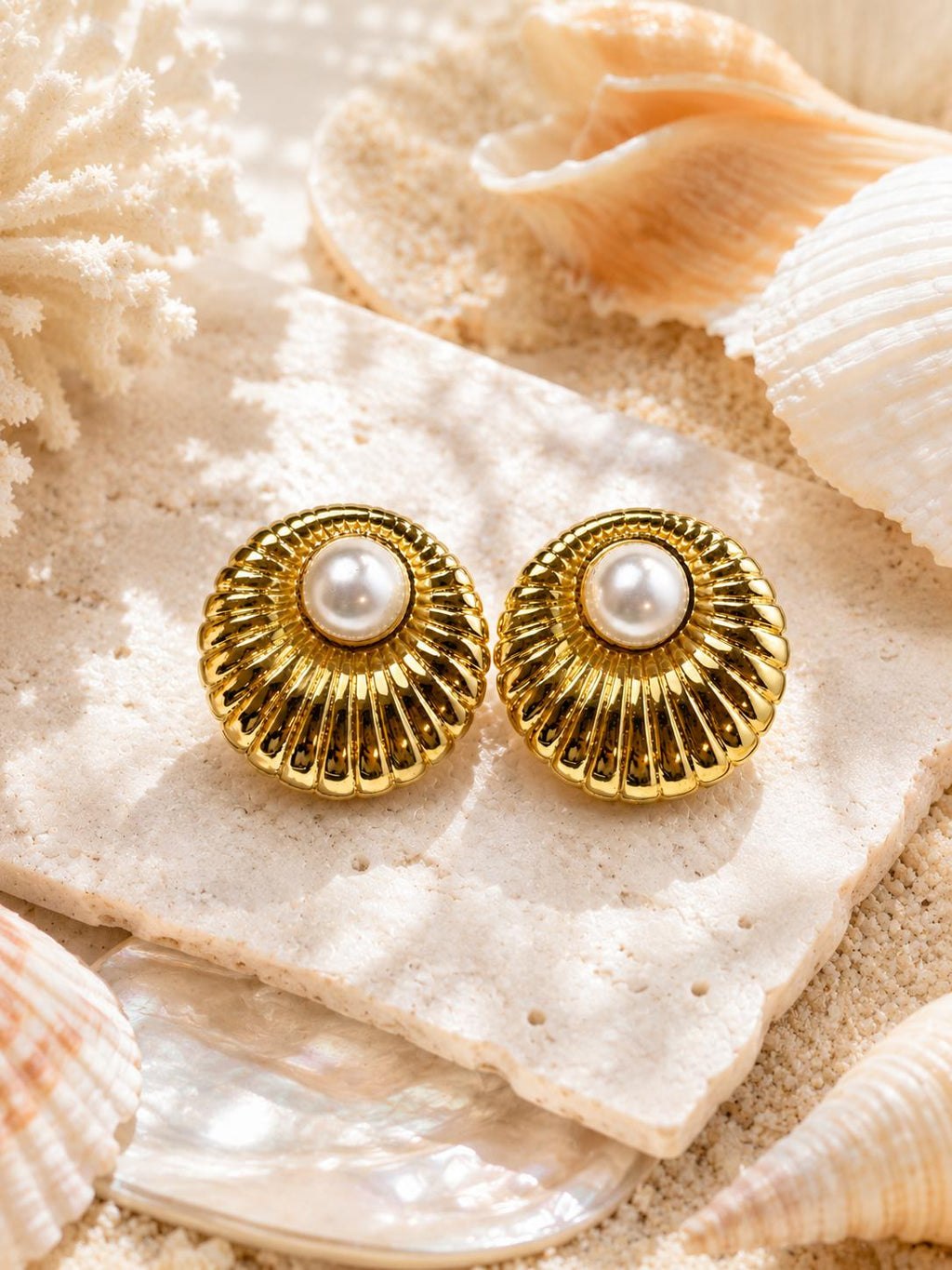 Aretes dorados estilo concha con detalle tipo perla, diseño elegante para mujer