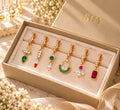 Set de Aretes Huggie Dorados con Zirconias y Dijes de Colores, Estilo Elegante y Moderno