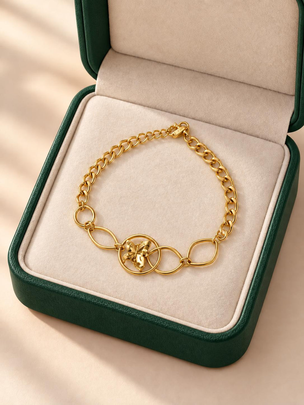 Pulsera Dorada con Dije de Mariposa y Diseño Geométrico — Elegante y Moderna para Mujer