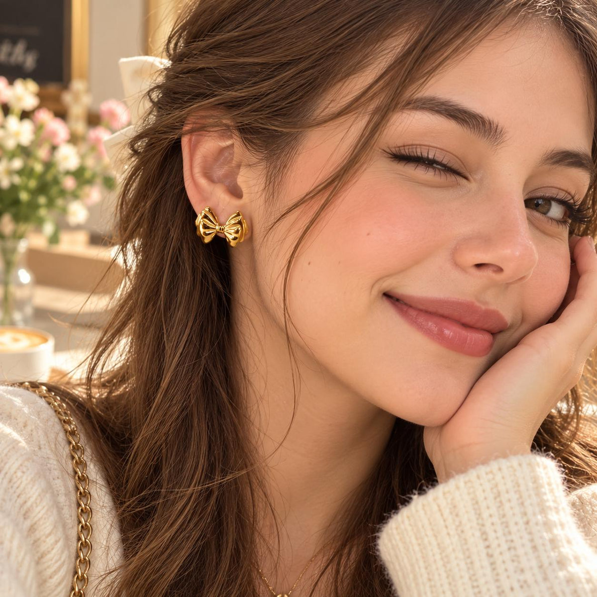 Aretes de Moño para Mujer en Tono Dorado, Diseño con Relieve y Acabado Brillante, 1 Par