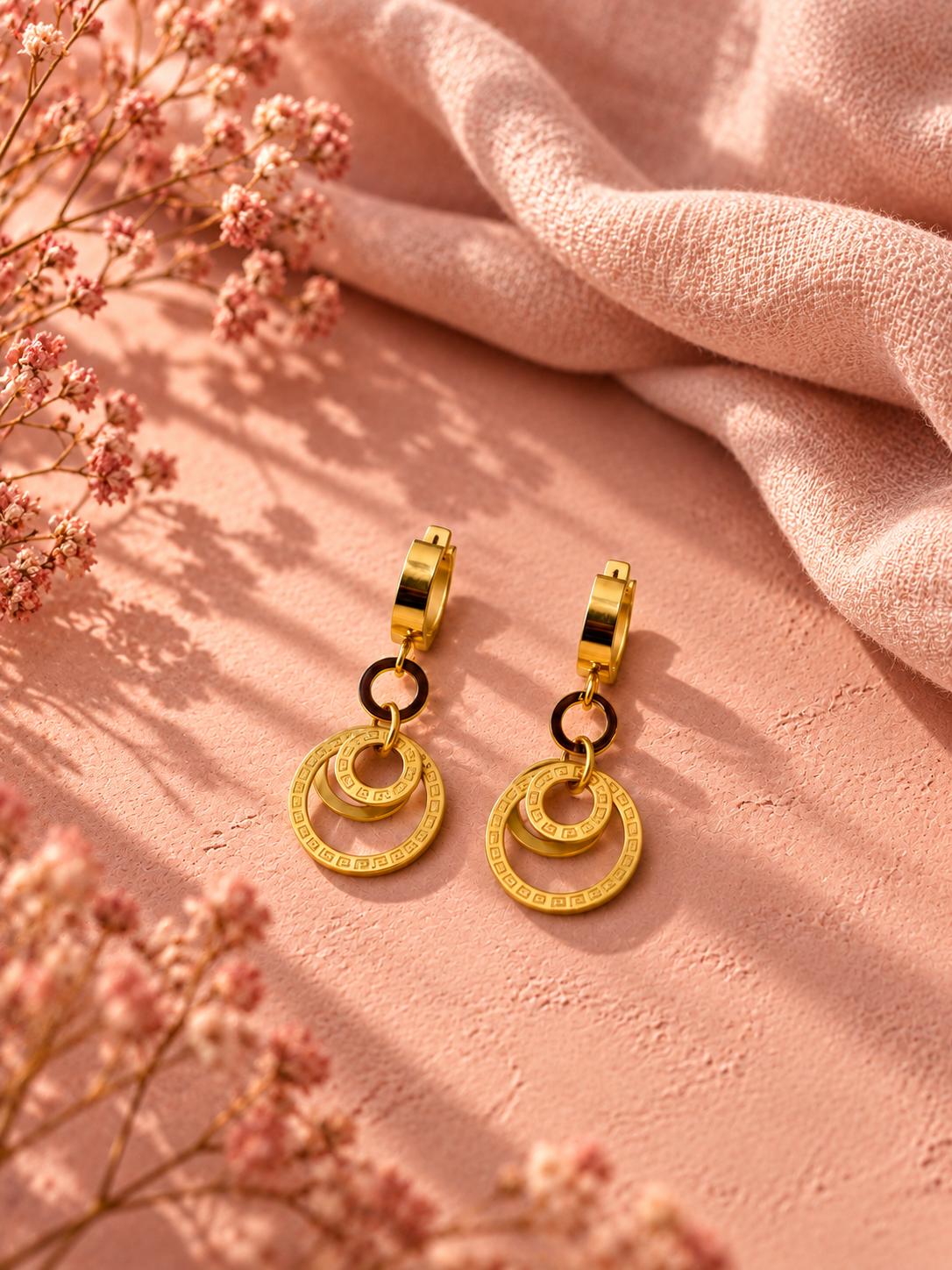 Aretes largos dorados con círculos entrelazados y detalles geométricos para mujer