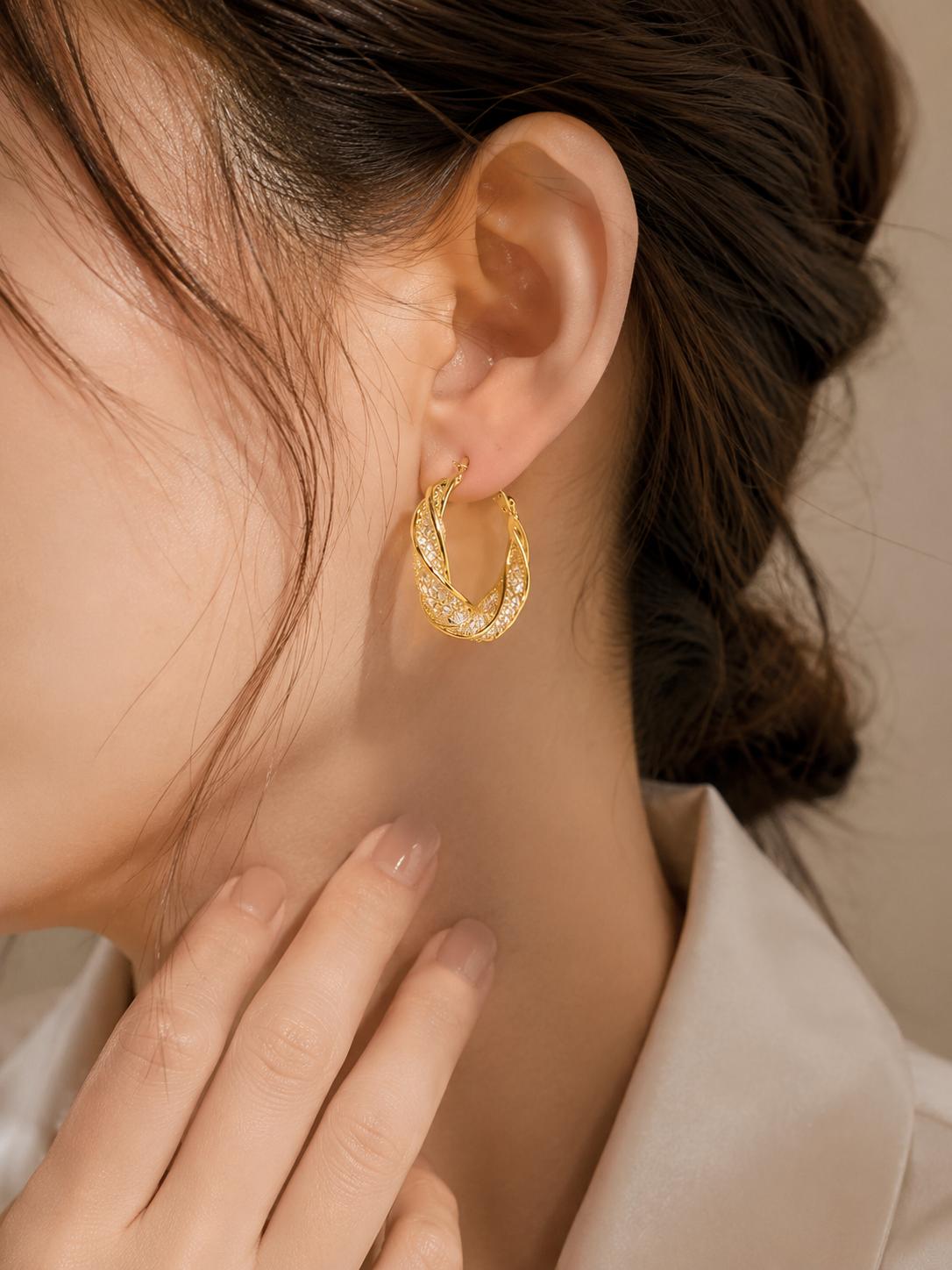 Aretes SUY Aros Dorados Medianos con Diseño Torcido Entrelazado y Malla de Piedras Brillantes, Pendientes de Aro Calados Llamativos para Mujer, Joyería Elegante para Fiestas, Citas y Ocasiones Especiales