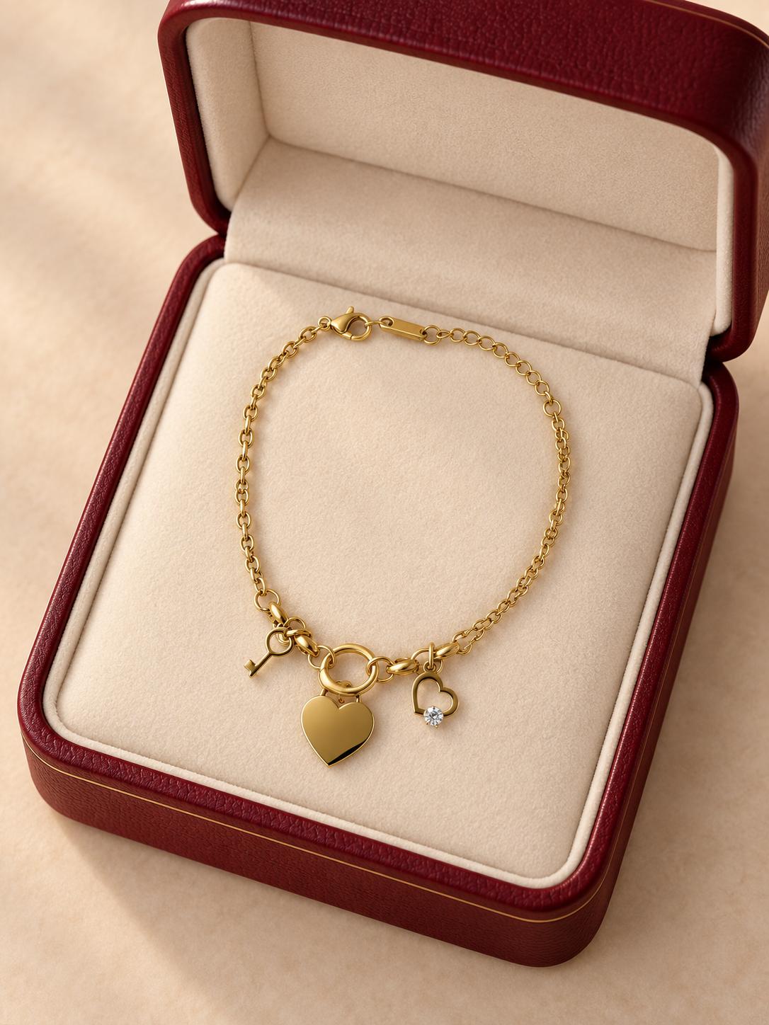 Pulsera Dorada con Dije de Corazón y Llave — Joyería Elegante y Romántica para Mujer