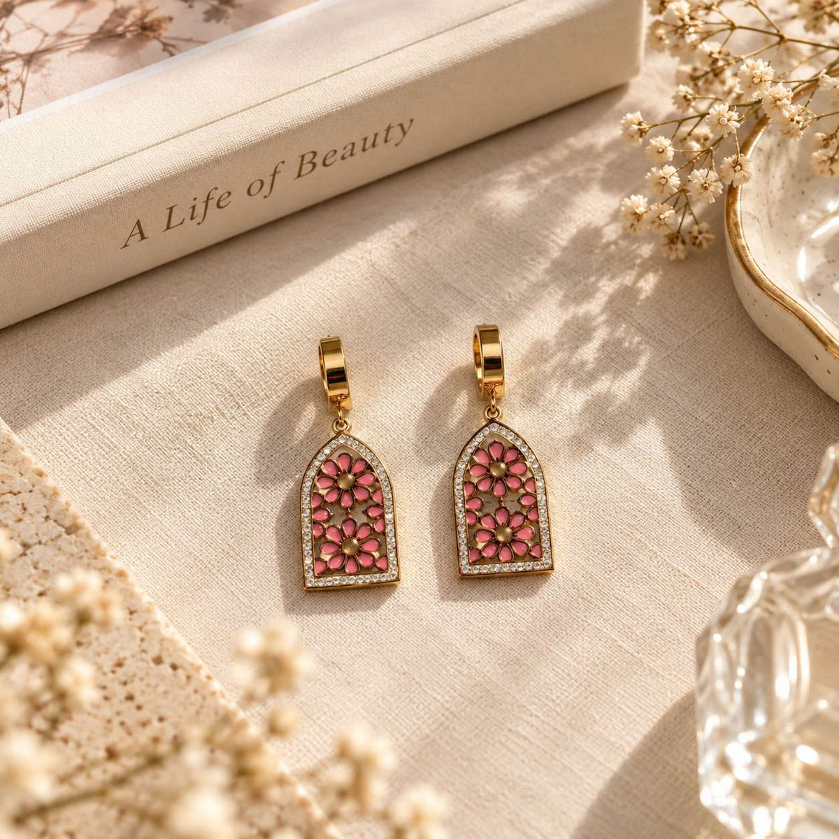 Aretes colgantes de mujer con flores rosas y detalles brillantes, acabado dorado – 1 par