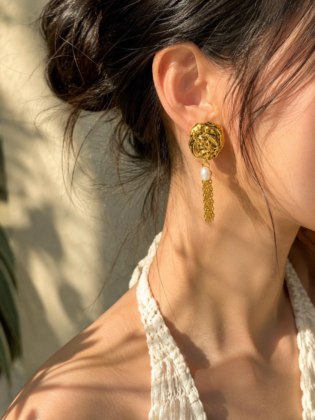 Aretes largos dorados texturizados con perla y fleco de cadena, joyería moderna para mujer SUY