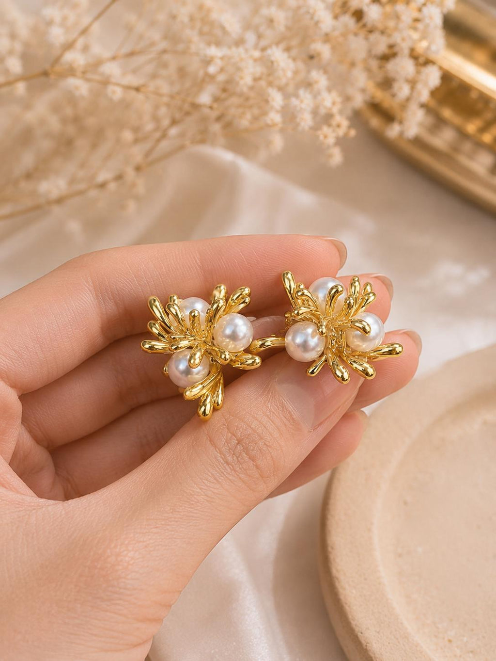 Aretes flor de perla diseño abstracto dorado, joyería elegante para mujer SUY