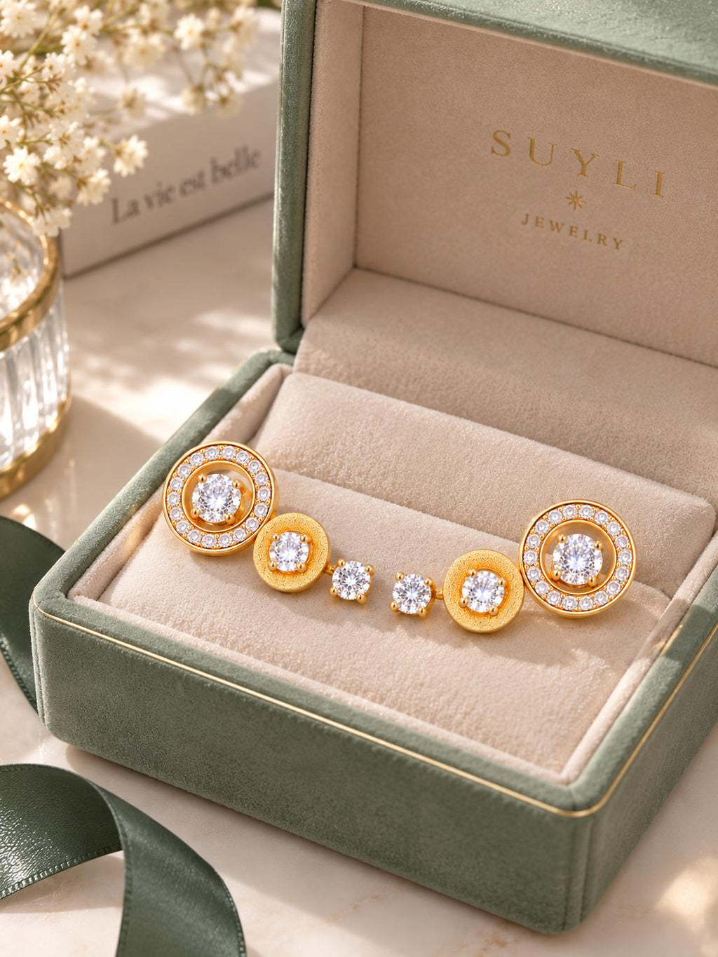 Set de 3 pares de aretes dorados con piedras brillantes, diseños redondos y clásicos para mujer — 6 piezas