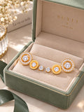 Set de 3 pares de aretes dorados con piedras brillantes, diseños redondos y clásicos para mujer — 6 piezas