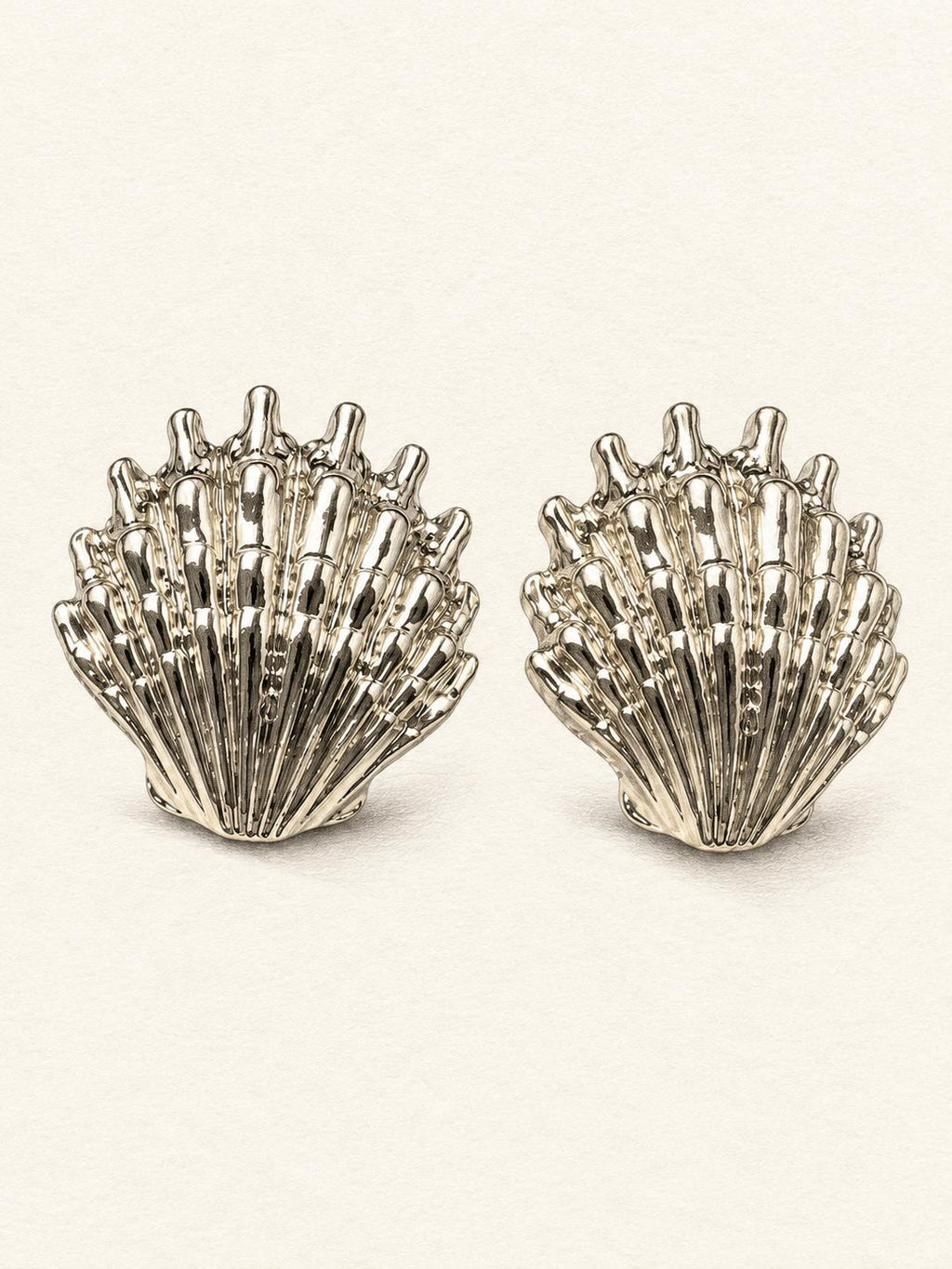 Aretes dorados en forma de concha marina con textura en relieve para mujer