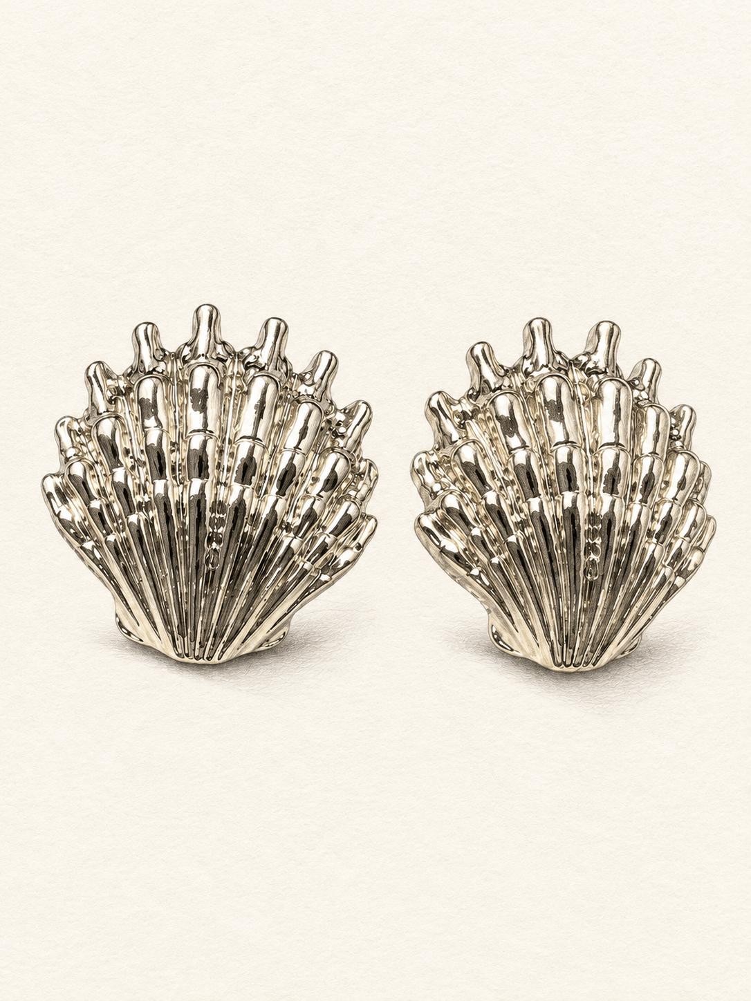 Aretes dorados en forma de concha marina con textura en relieve para mujer