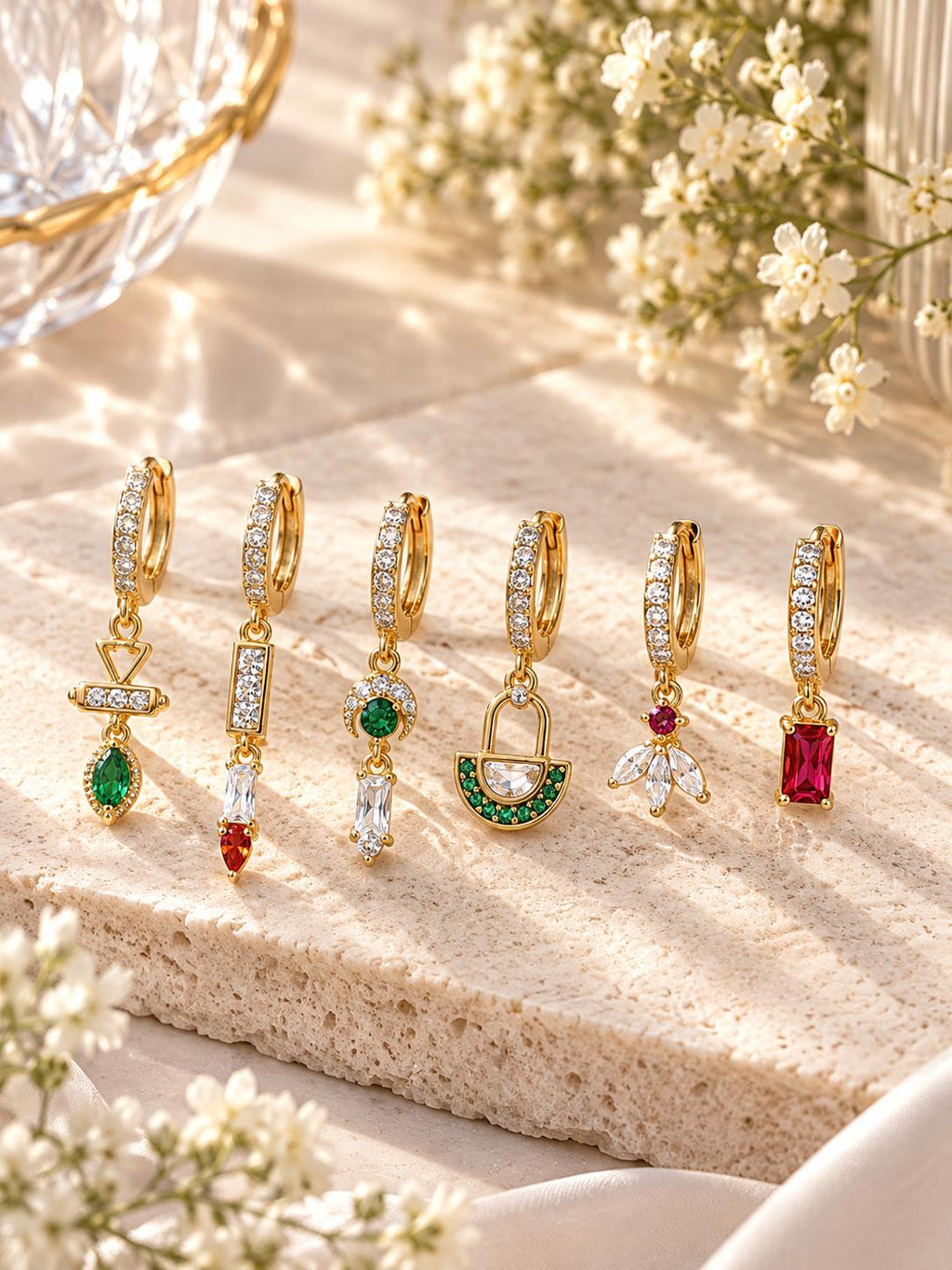 Set de Aretes Huggie Dorados con Zirconias y Dijes de Colores, Estilo Elegante y Moderno