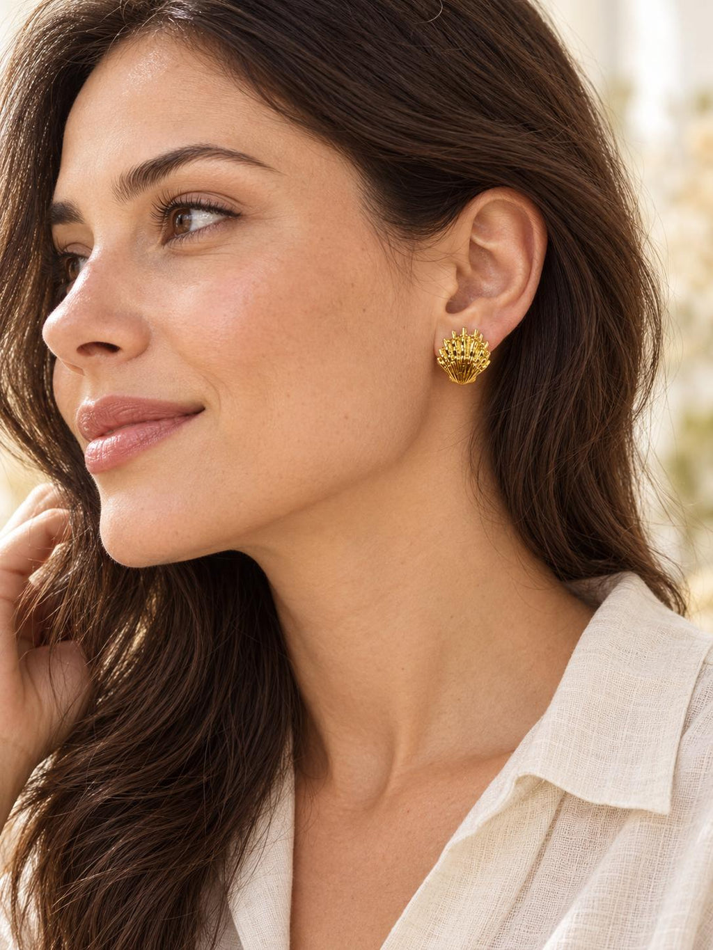 Aretes dorados en forma de concha marina con textura en relieve para mujer