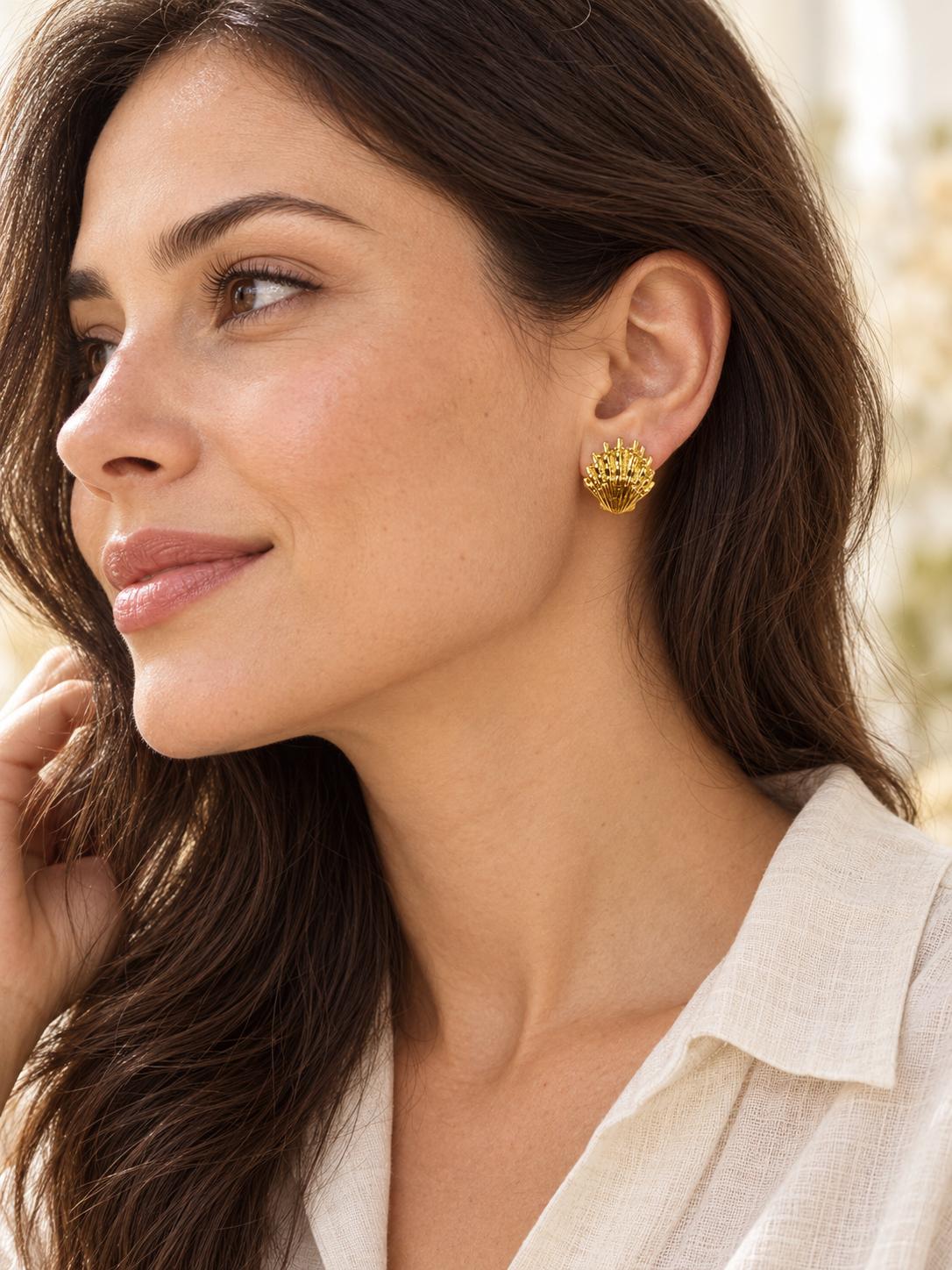 Aretes dorados en forma de concha marina con textura en relieve para mujer