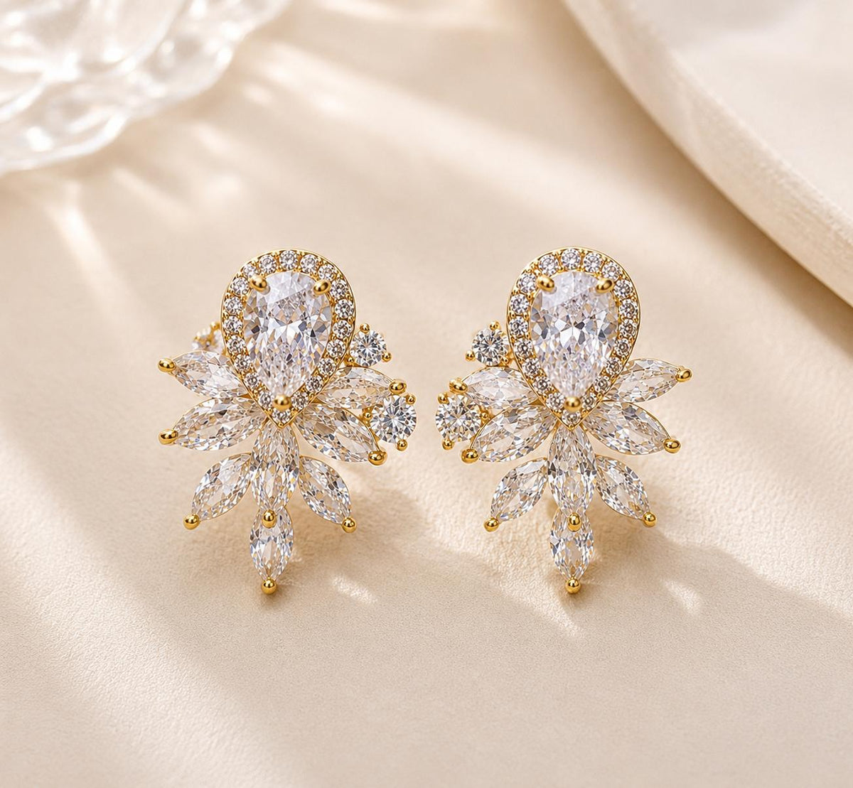 Aretes florales con circonitas brillantes, diseño vintage elegante, joyería fina SUY para mujer
