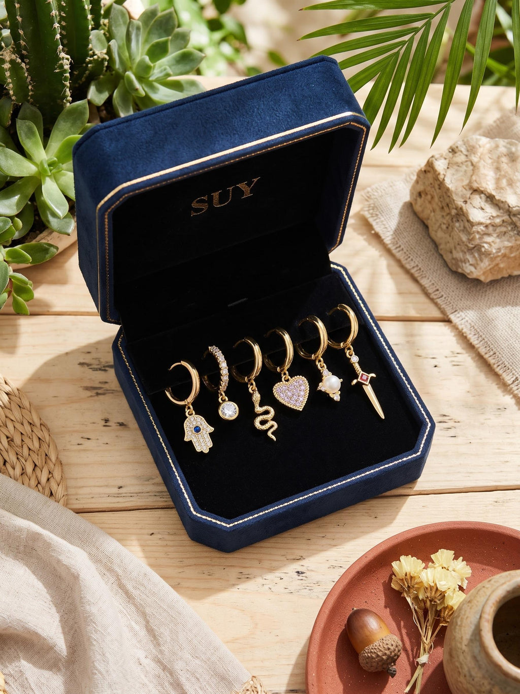 Set 6 Aretes Dorados — Mano de Fátima, Serpiente, Corazón, Espada y Perla | Joyería Boho Mujer