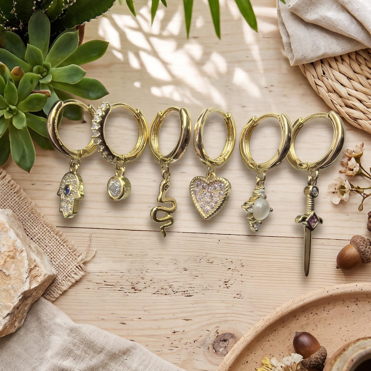 Set 6 Aretes Dorados — Mano de Fátima, Serpiente, Corazón, Espada y Perla | Joyería Boho Mujer