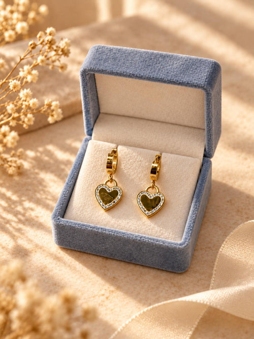 Aretes de Argolla con Corazón Colgante y Cristales en Tono Dorado para Mujer