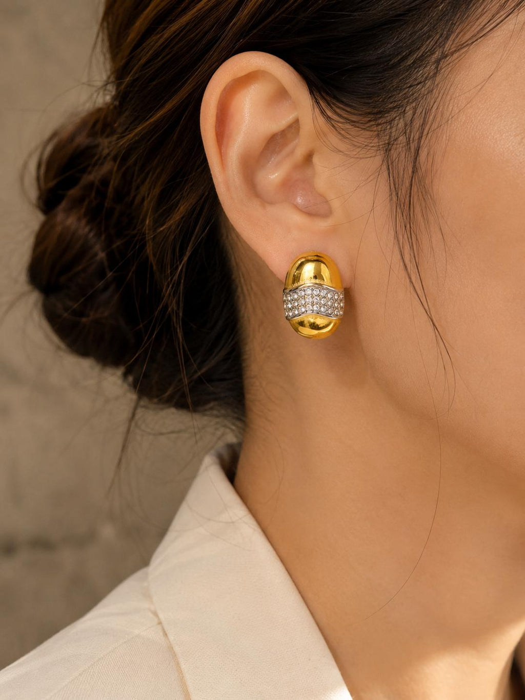 Pendientes ovalados dorados con piedras brillantes, diseño bicolor elegante para mujer SUY