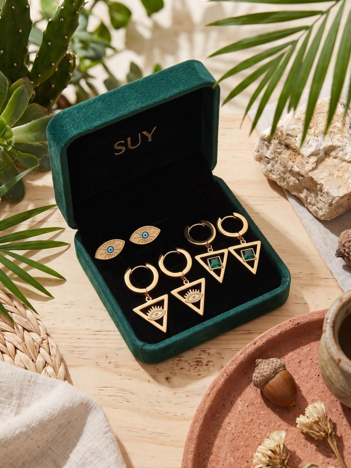 Conjunto de 3 Pares Aretes Ojo Turco Triangular Dorado — Piedra Verde Esmeralda y Circonita | Estilo Bohemio y Elegante