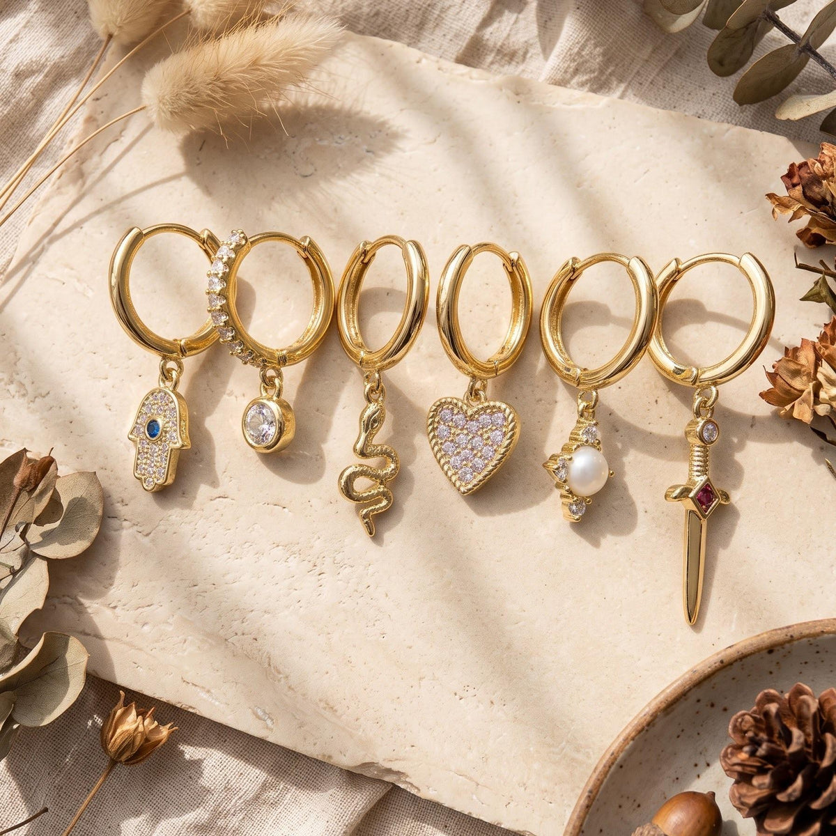Set 6 Aretes Dorados — Mano de Fátima, Serpiente, Corazón, Espada y Perla | Joyería Boho Mujer