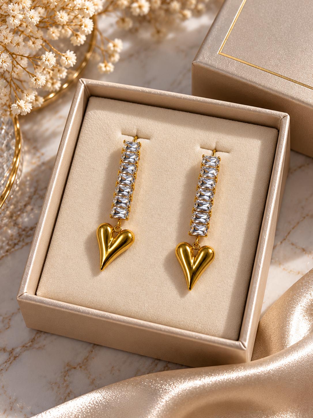 Aretes largos con piedras rectangulares y corazón colgante en tono dorado