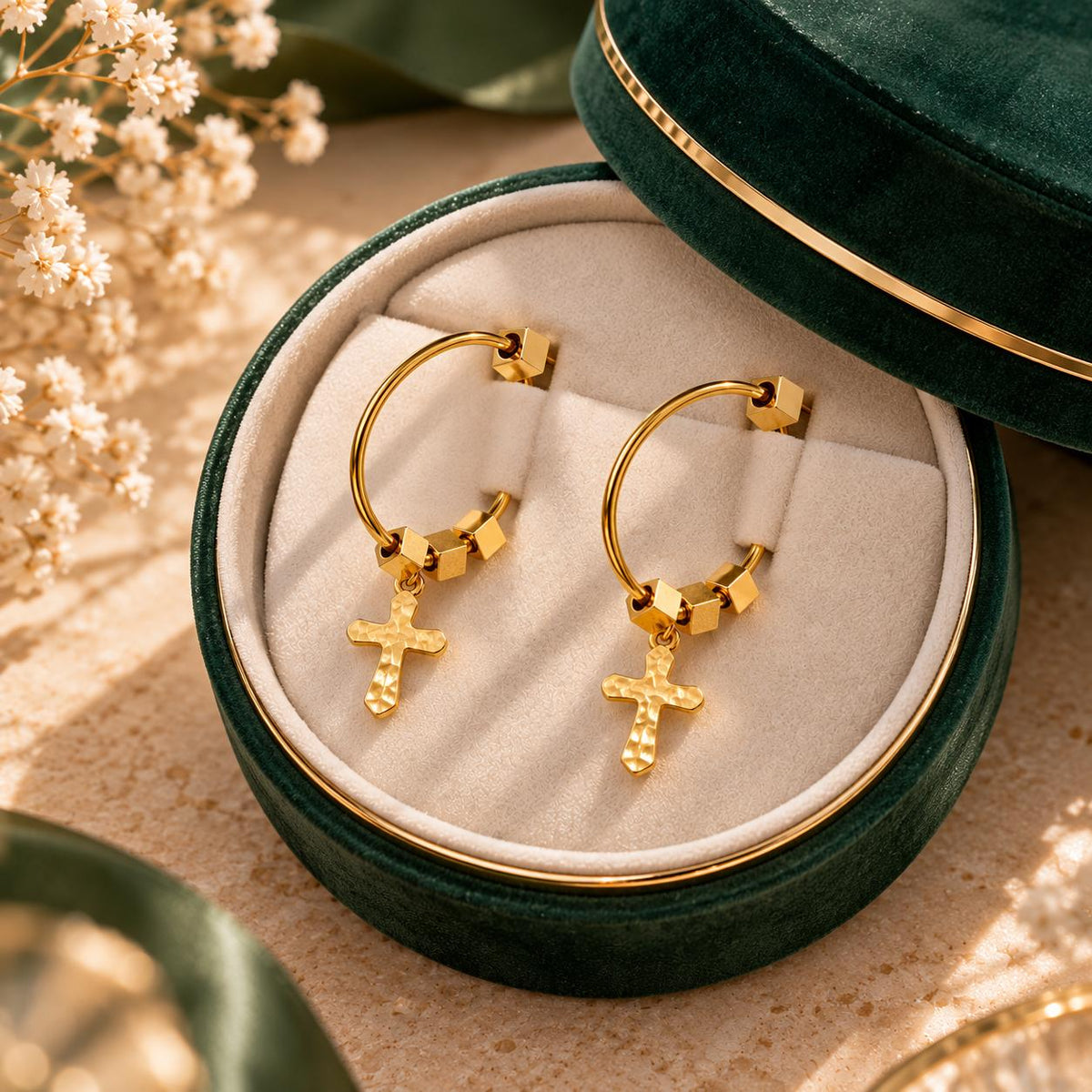Aretes de aro dorados con cruz colgante y cuentas geométricas para mujer – 1 par