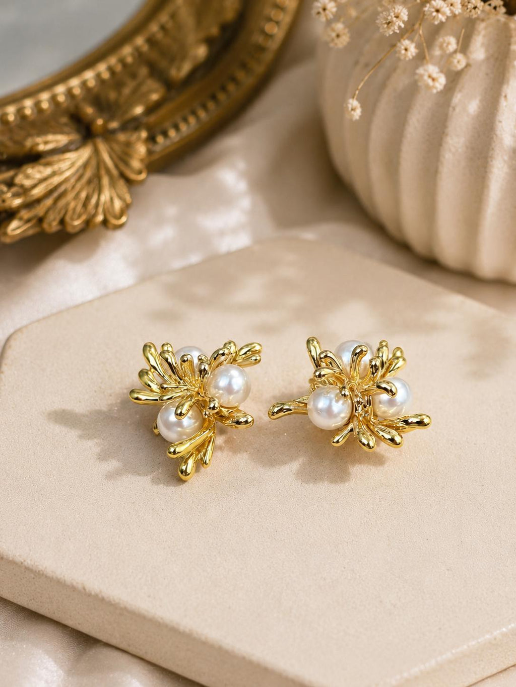 Aretes flor de perla diseño abstracto dorado, joyería elegante para mujer SUY