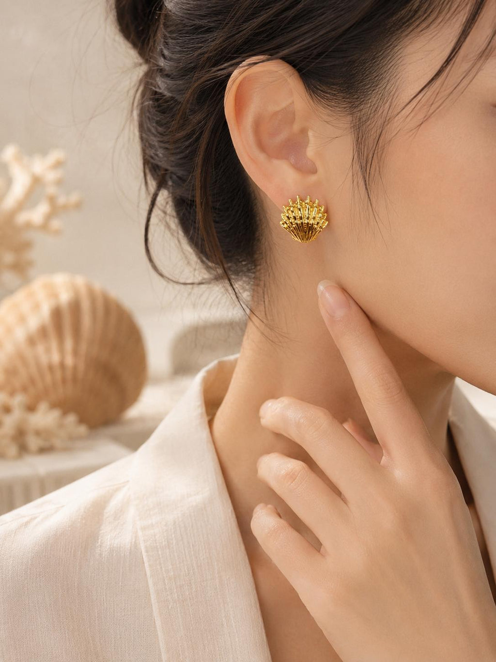 Aretes dorados en forma de concha marina con textura en relieve para mujer
