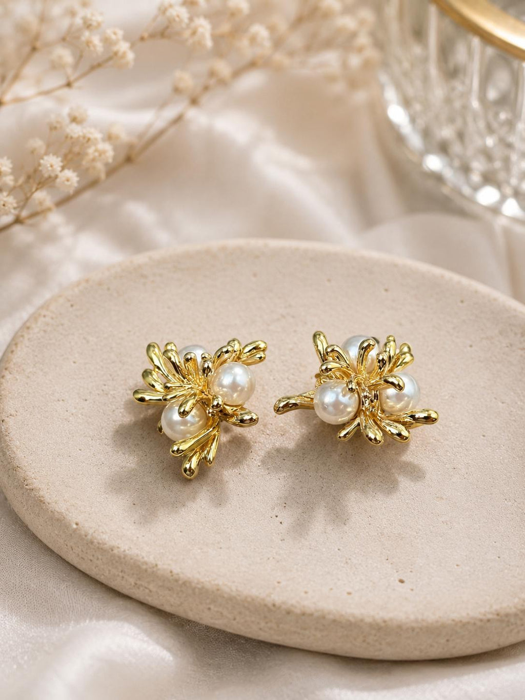Aretes flor de perla diseño abstracto dorado, joyería elegante para mujer SUY