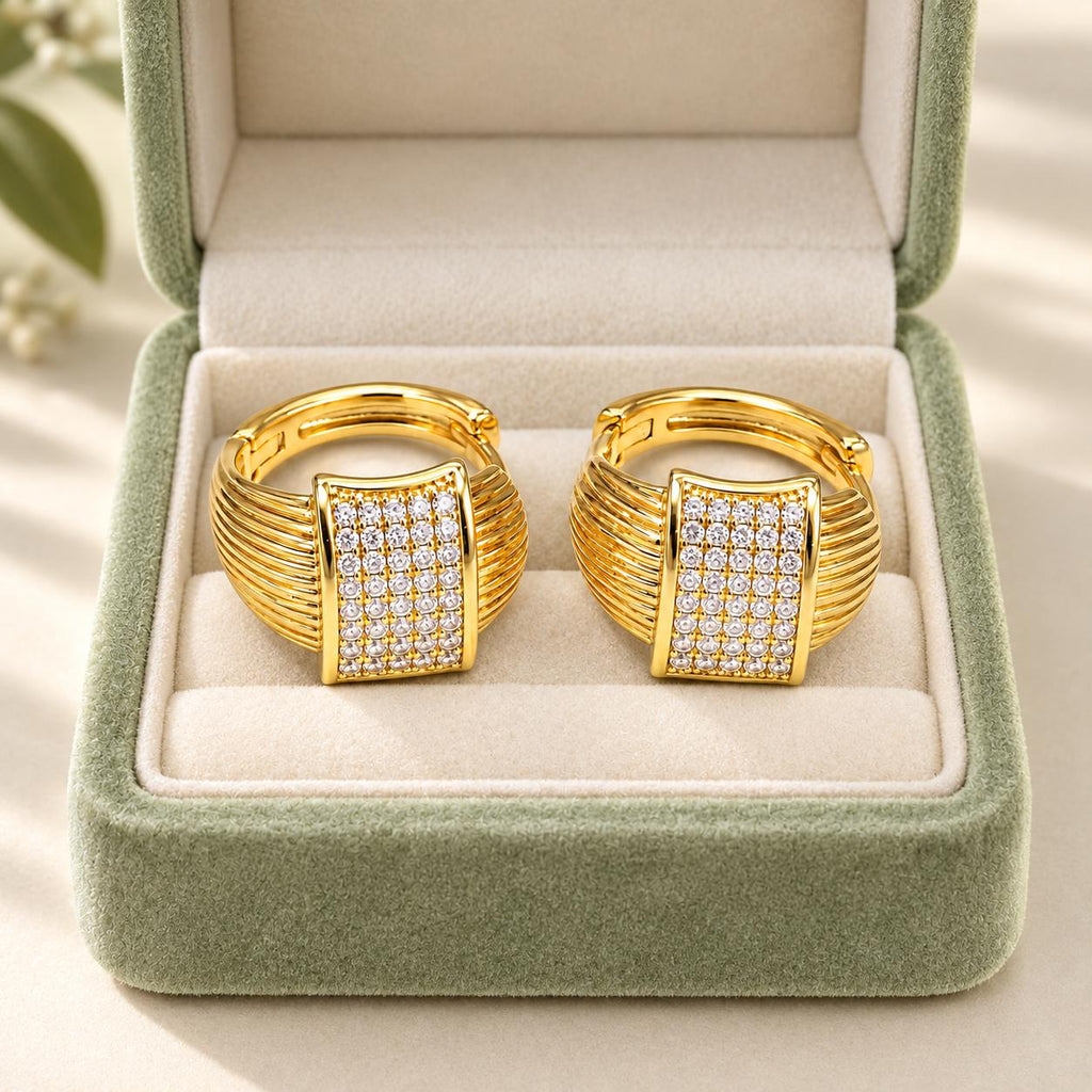 Aretes Dorados Tipo Huggie con Zirconias Brillantes, Diseño Rectangular Elegante para Mujer
