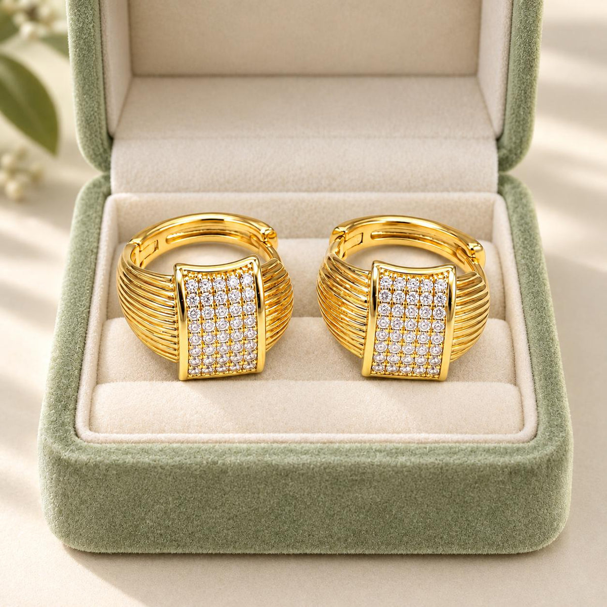 Aretes Dorados Tipo Huggie con Zirconias Brillantes, Diseño Rectangular Elegante para Mujer