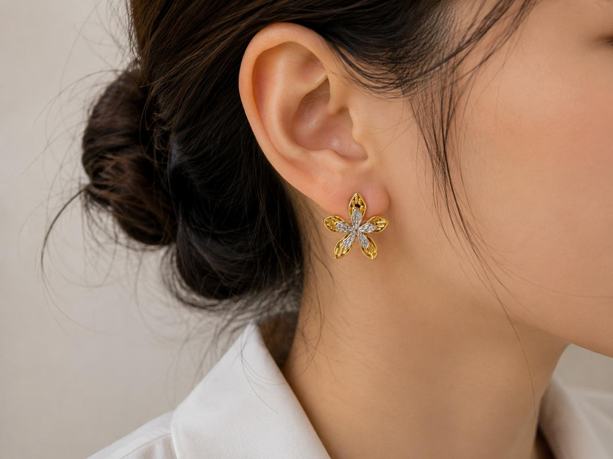 Aretes flor bicolor dorado y plateado, diseño elegante para mujer SUY