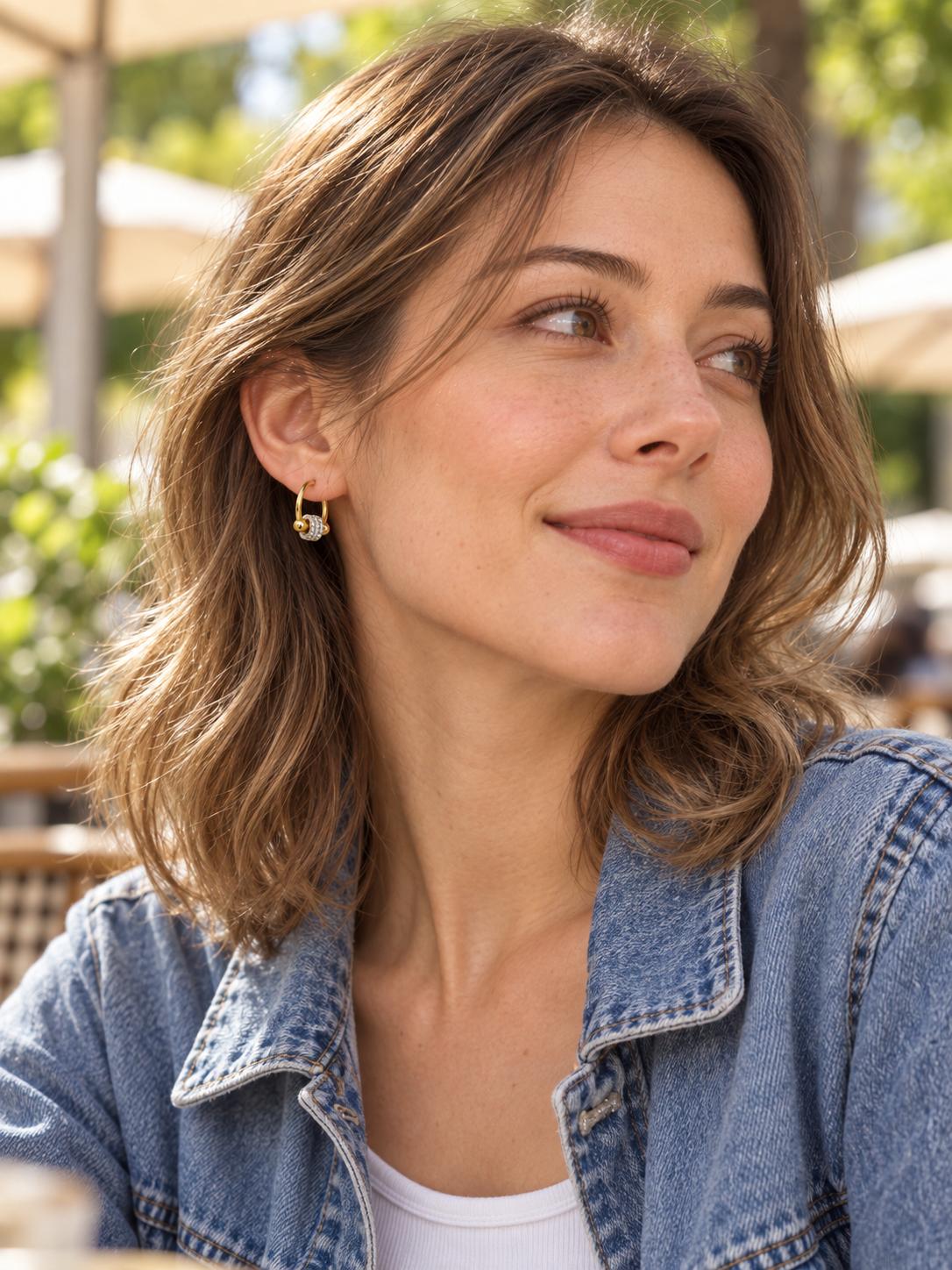 Arracadas doradas con esferas y detalle central brillante para mujer